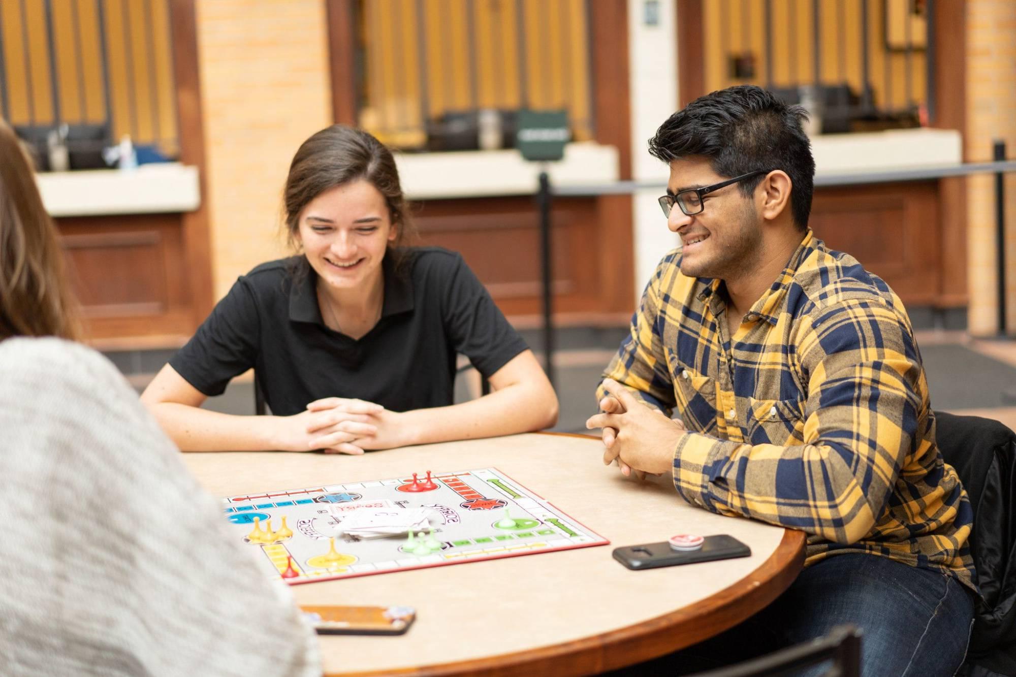 学生们在玩棋盘游戏